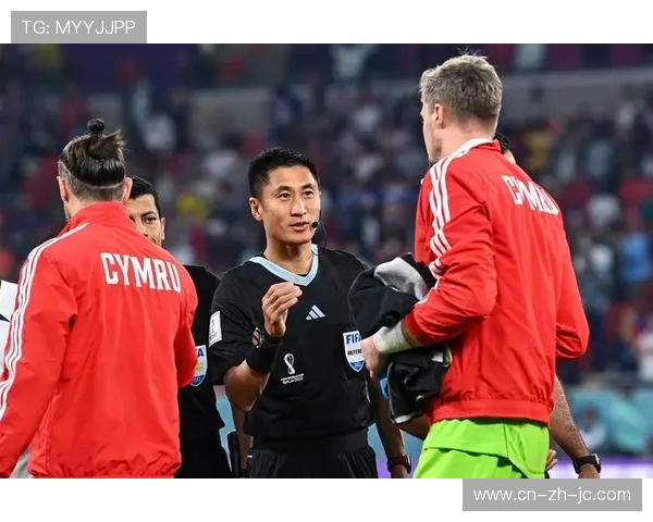 佛罗伦萨主帅瓦诺利染红，场边与第四官员争执