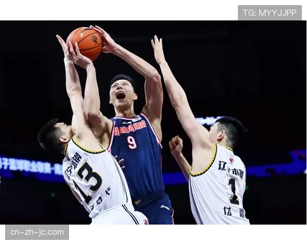 【2026年4月CBA联赛低位防守体系趋势分析·人物·特写聚焦：老将易建联在训练中向年轻内线亲身示范低位防守脚步